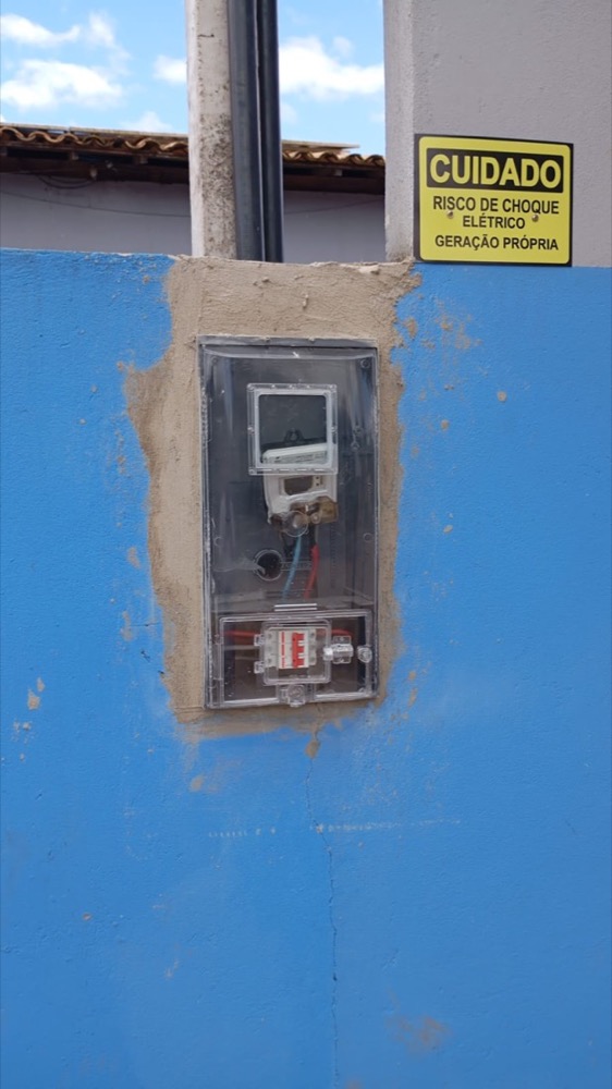 Padrão de entrada de energia com placa de sinalização de geração própria