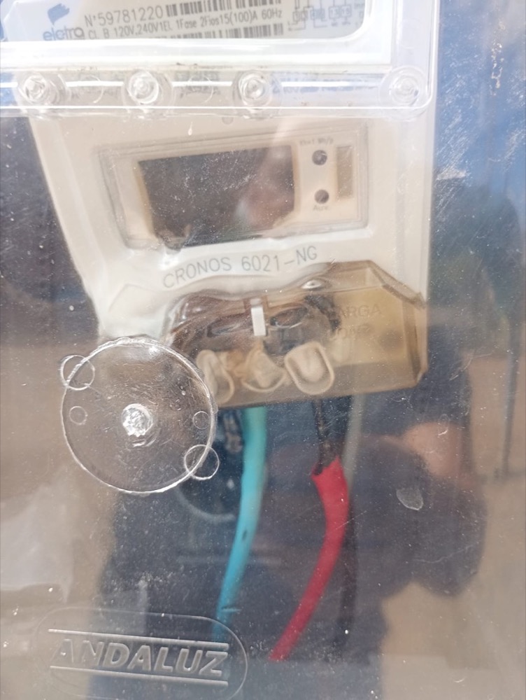 Detalhe do medidor de energia durante vistoria técnica